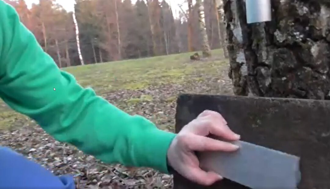 wie befestigt man ein geocache ohne nägel bohren schrauben mit Kleben fest am Baum oder beton